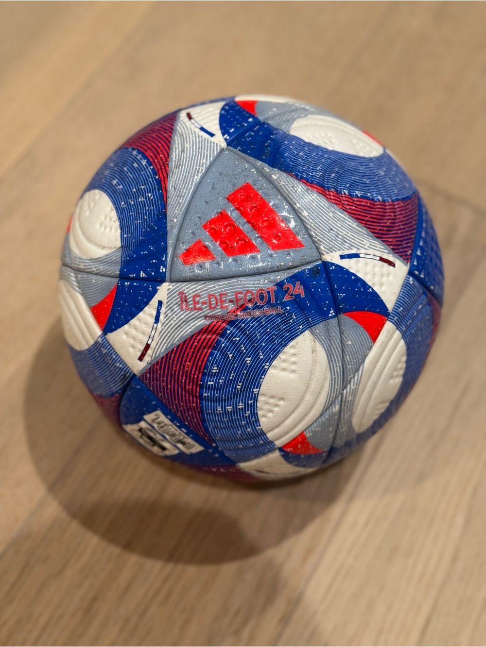 Adidas Île-de-foot 24 official match ball